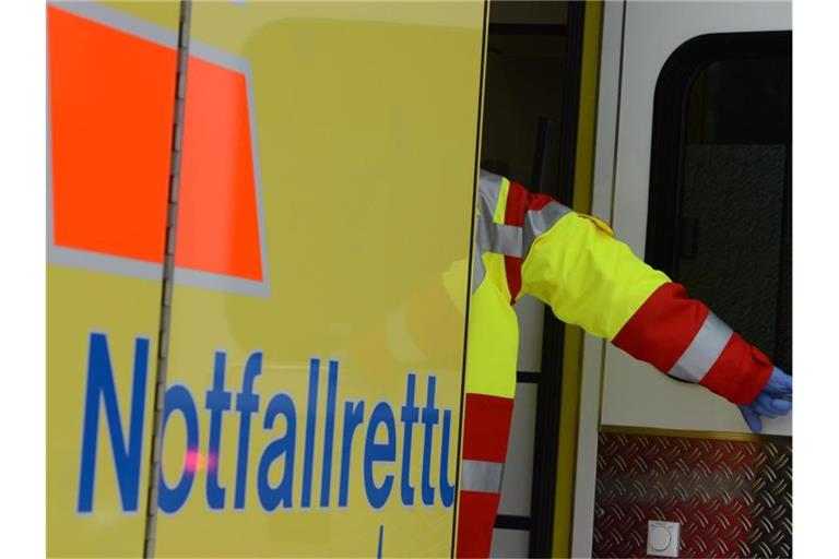 Ein Rettungsassistent steigt in einen Rettungswagen. Foto: Jens Kalaene/zb/dpa/Symbolbild