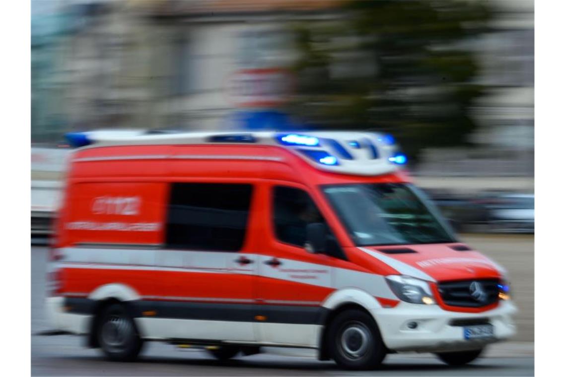 Ein Rettungsfahrzeug der Feuerwehr ist im Einsatz. Foto: Jens Büttner/dpa-Zentralbild/ZB/Symbolbild