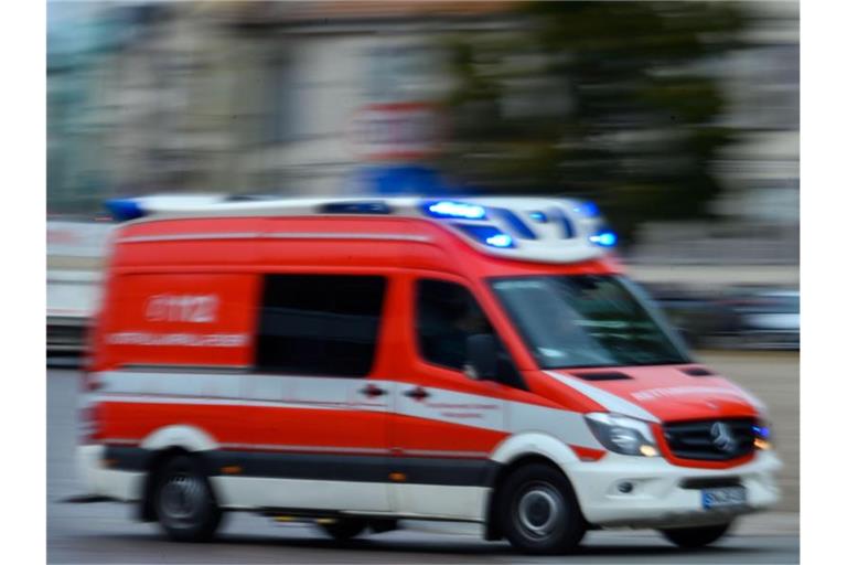 Ein Rettungsfahrzeug fährt während eines Einsatzes mit Blaulicht. Foto: Jens Büttner/zb/dpa/Archivbild