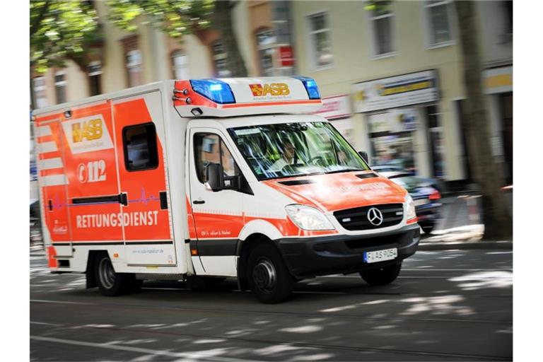 Ein Rettungsfahrzeug ist im Notfalleinsatz. Foto: Arne Dedert/dpa/Symbolbild