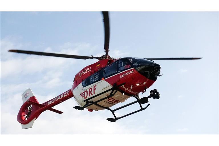 Ein Rettungshubschrauber brachte die 19-Jährige in eine Klinik. (Symbolfoto)