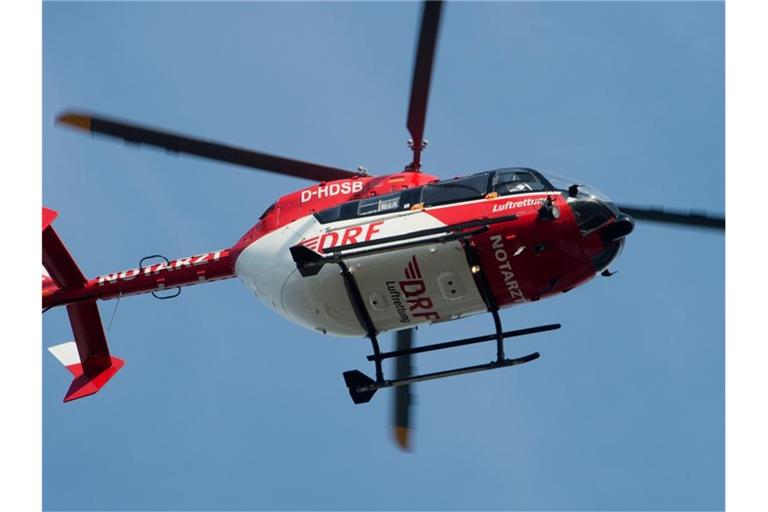 Ein Rettungshubschrauber fliegt durch die Luft. Foto: Stefan Sauer/zb/dpa/Symbolbild