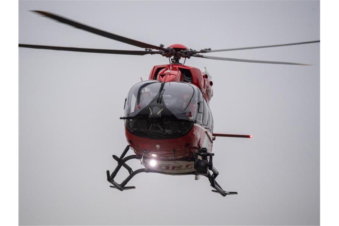 Ein Rettungshubschrauber fliegt über den Flugplatz eines Krankenhauses. Foto: Stefan Sauer/dpa/Symbolbild