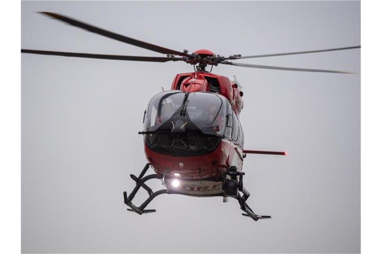 Ein Rettungshubschrauber fliegt über den Flugplatz eines Krankenhauses. Foto: Stefan Sauer/dpa/Symbolbild