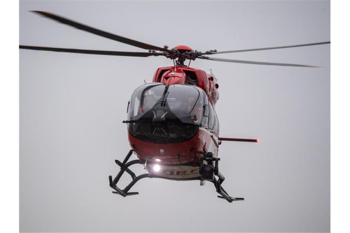 Ein Rettungshubschrauber fliegt über den Flugplatz eines Krankenhauses. Foto: Stefan Sauer/dpa/Symbolbild