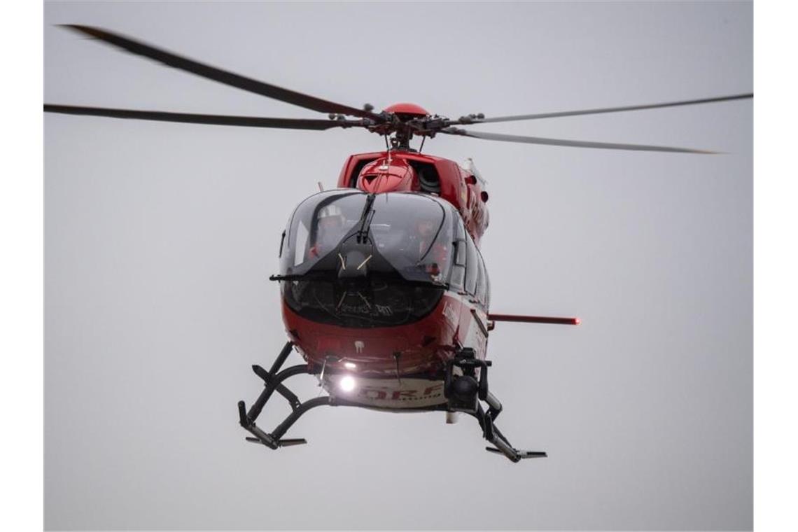 Ein Rettungshubschrauber fliegt über den Flugplatz eines Krankenhauses. Foto: Stefan Sauer/dpa/Symbolbild