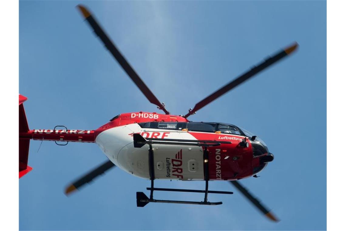 Mann verunglückt tödlich in österreichischen Alpen Ein Rettungshubschrauber fliegt über einen Flugplatz. Foto: Stefan Sauer/zb/dpa/Symbolbild