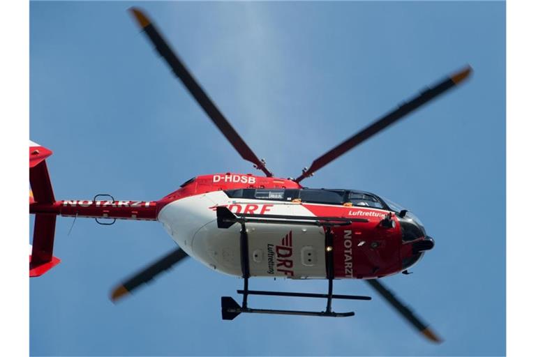 Ein Rettungshubschrauber fliegt über einen Flugplatz. Foto: Stefan Sauer/zb/dpa/Symbolbild