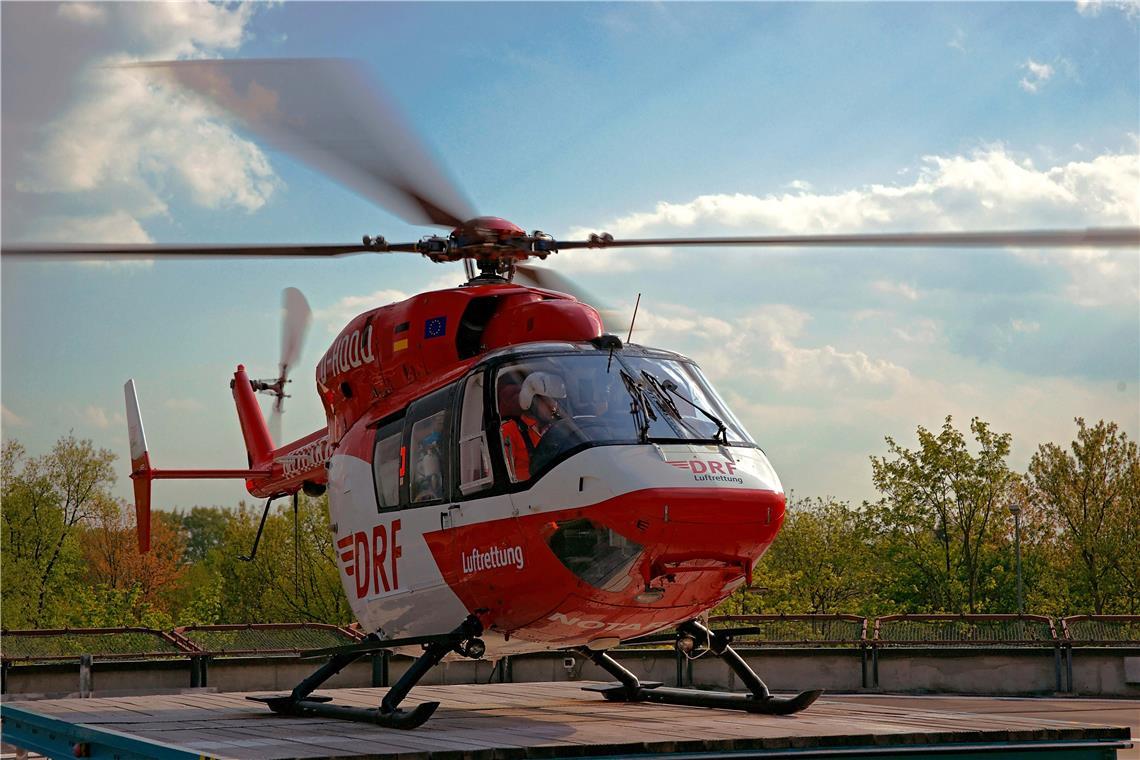 Ein Rettungshubschrauber hat den Schwerverletzten in eine Klinik geflogen. Symbolfoto: DRF