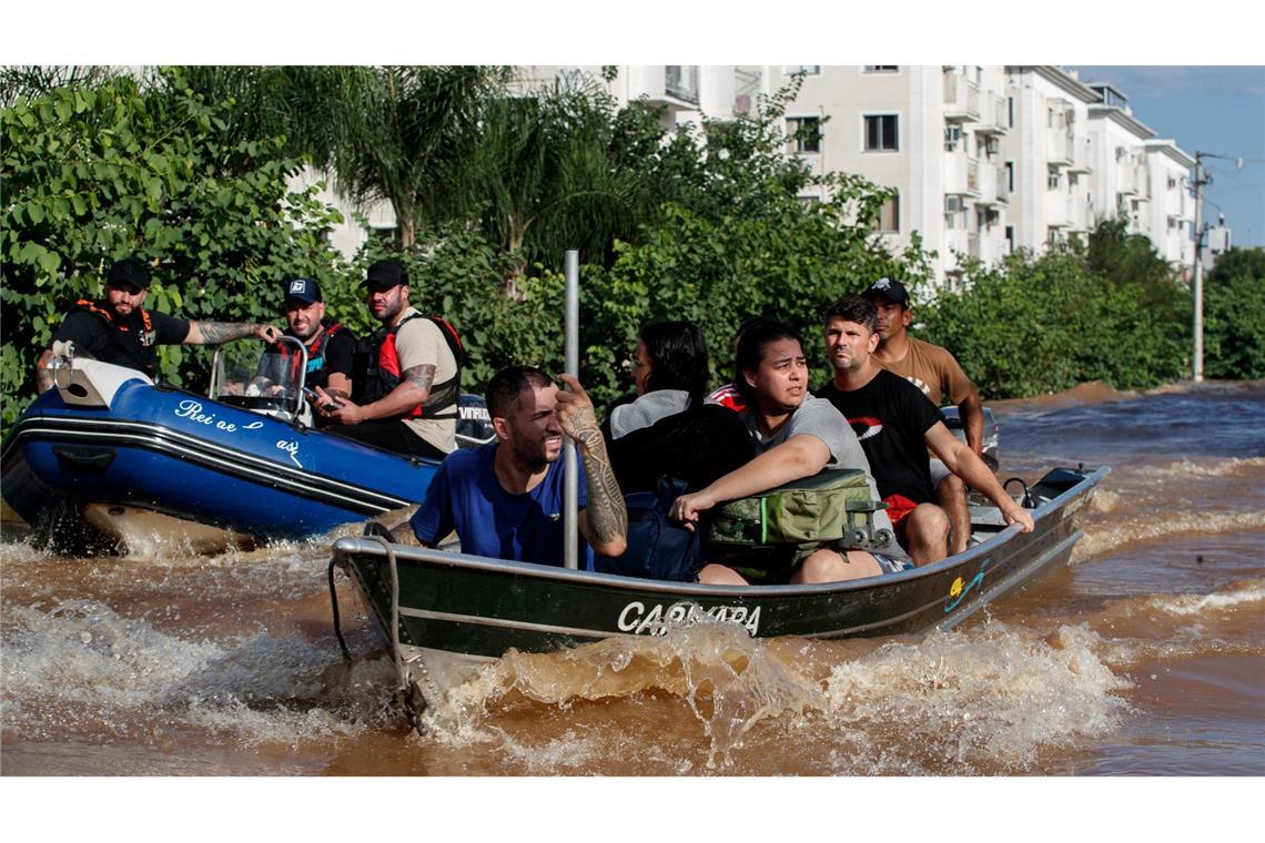 Ein Rettungsteam beim Transport von Menschen im brasilianischen Bundesstaat Rio Grande do Sul.