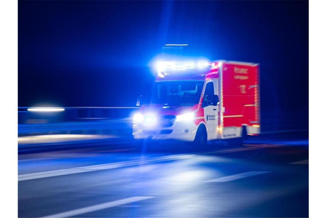 Kippe trotz Sauerstoffgerät: Mann erleidet Verbrennungen Ein Rettungswagen der Feuerwehr fährt mit Blaulicht durch eine Straße. Foto: Marcel Kusch/dpa/Symbolbild