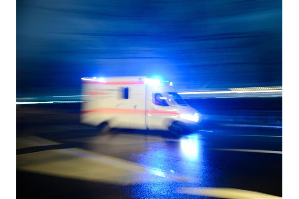 Anhänger löst sich am Berg von Gabelstapler: Fahrer stirbt Ein Rettungswagen fährt auf der Straße mit Blaulicht entlang. Foto: Lukas Schulze/dpa/Symbolbild