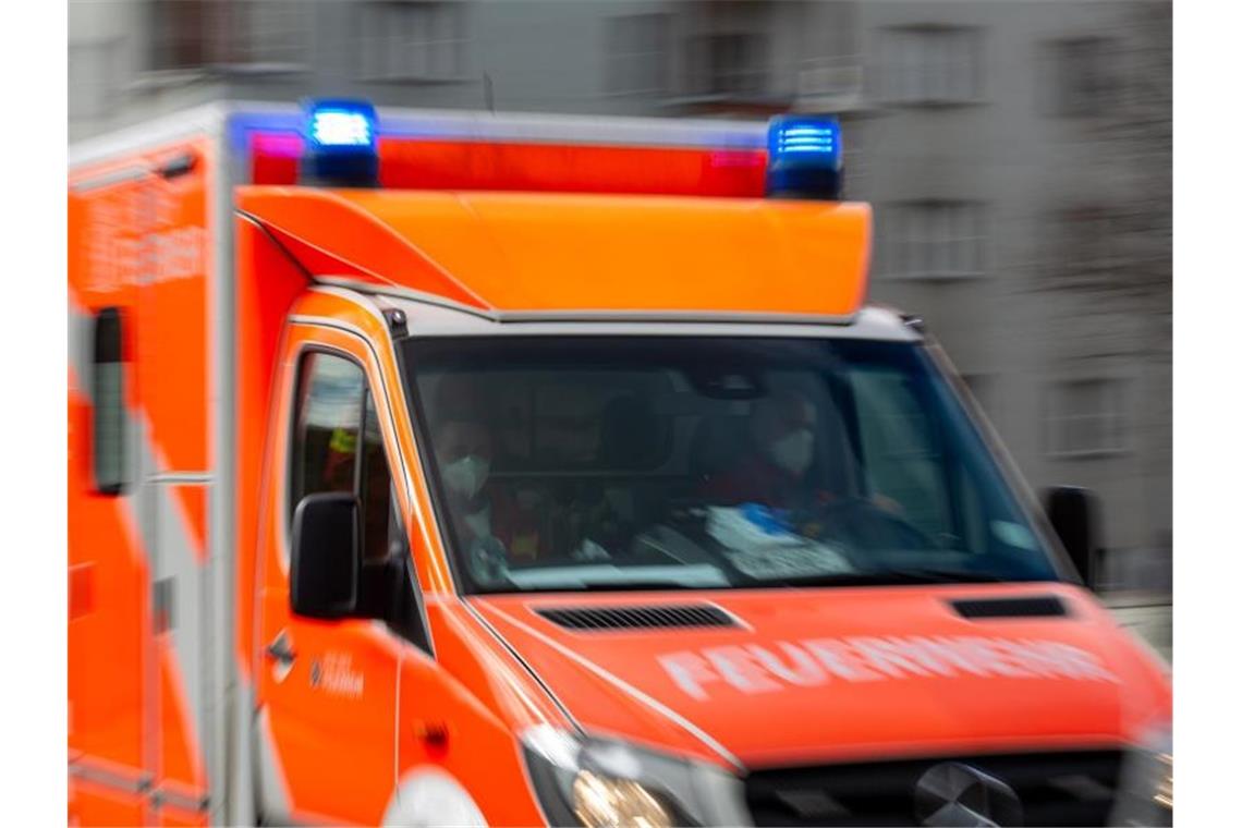 Während Notfalleinsatz: Geräte aus Rettungswagen geklaut Ein Rettungswagen fährt auf einer Straße. Foto: Fernando Gutierrez-Juarez/dpa/Symbolbild