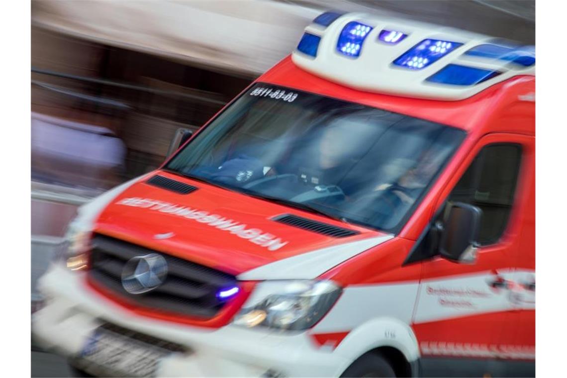 Motorradfahrer nach Unfall lebensgefährlich verletzt Ein Rettungswagen fährt mit Blaulicht durch die Stadt. Foto: Jens Büttner/dpa-Zentralbild/dpa/Symbolbild