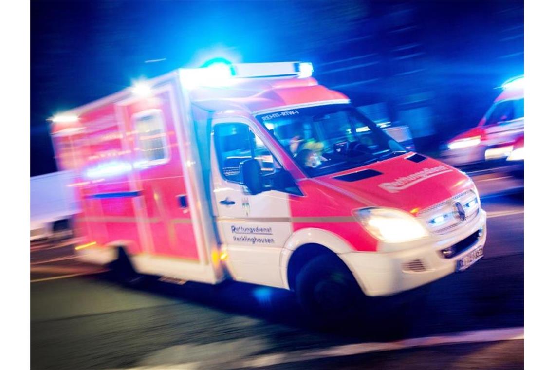 Mehrere Verletzte bei missglücktem Überholmanöver Ein Rettungswagen fährt mit Blaulicht durch eine Straße. Foto: Marcel Kusch/dpa