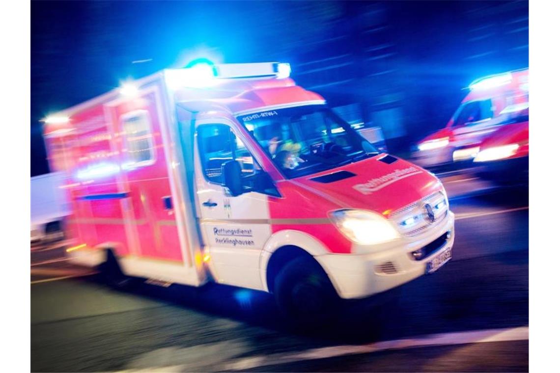 Mann stirbt bei Fahrt auf Traktor Ein Rettungswagen fährt mit Blaulicht durch eine Straße. Foto: Marcel Kusch/dpaArchiv