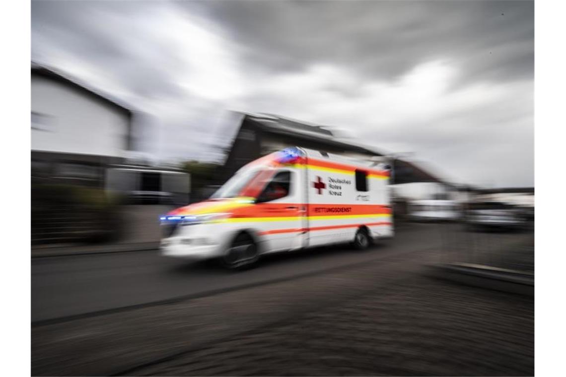 Ein Rettungswagen fährt über die Straße. Foto: Boris Roessler/dpa/Symbolbild