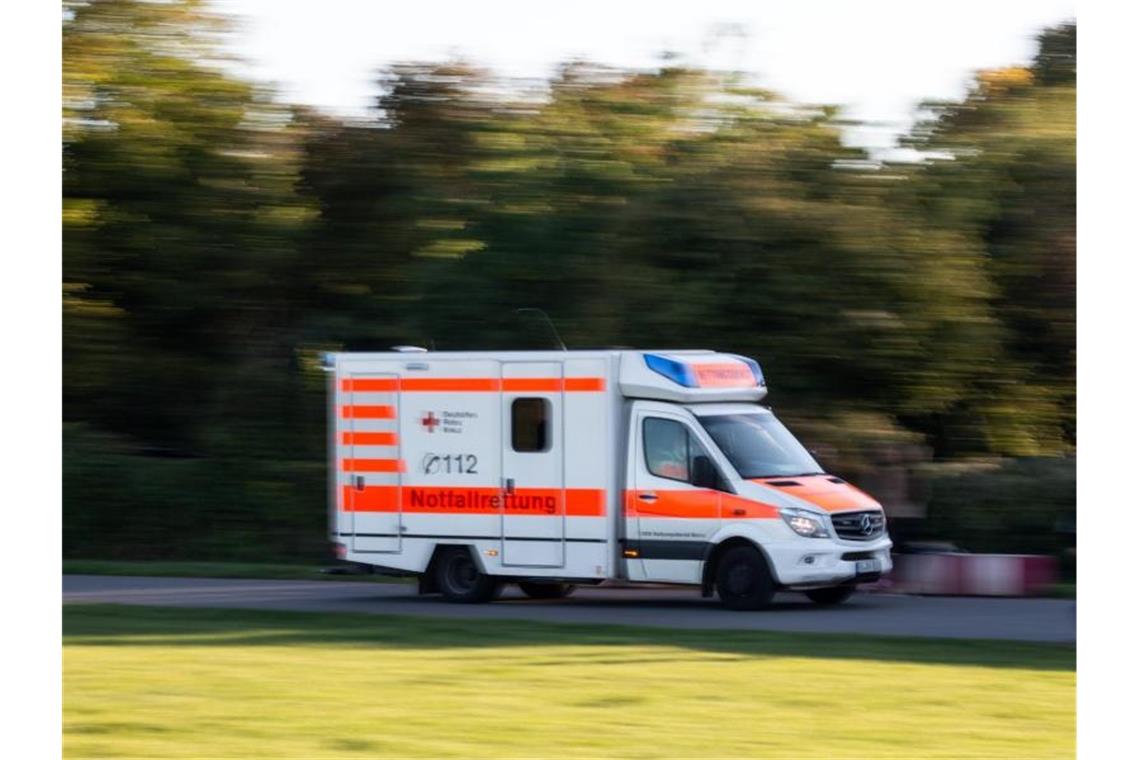 Betrunkener Mann verkeilt sich an Geburtstag unter Auto Ein Rettungswagen fährt zu einem Einsatz. Foto: Fernando Gutierrez-Juarez/dpa-Zentralbild/ZB/Symbolbild