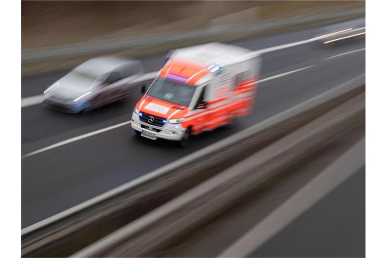 Ein Rettungswagen ist mit Blaulicht im Einsatz. Foto: Julian Stratenschulte/dpa/Symbolbild