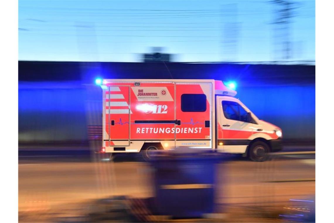83 Jahre alter Radfahrer bei Unfall schwer verletzt Ein Rettungswagen ist mit eingeschaltetem Blauchlicht im Einsatz. Foto: Boris Roessler/dpa/Symbolbild
