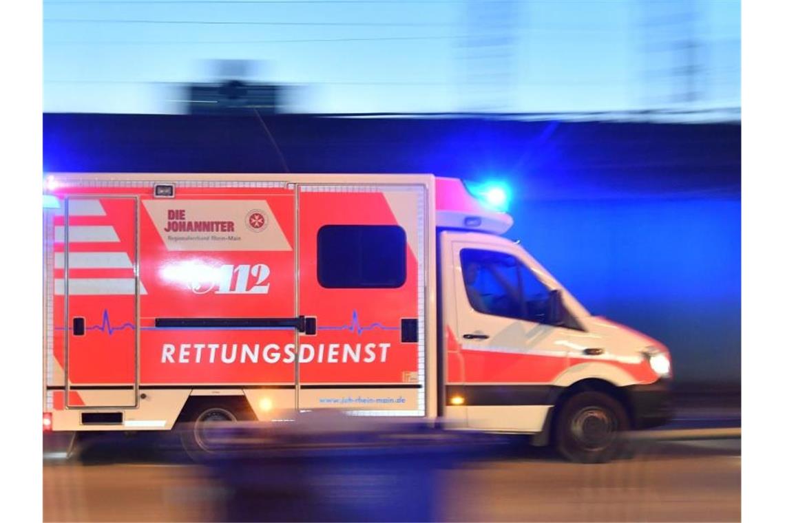 Menschen brechen durch Eisdecken und müssen gerettet werden Ein Rettungswagen ist mit eingeschaltetem Blaulicht im Einsatz. Foto: Boris Roessler/dpa/Archivbild