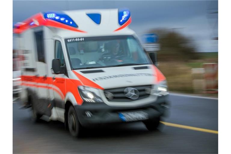 Ein Rettungswagen mit Blaulicht fährt über eine Straße. Foto: Jens Büttner/dpa-Zentralbild/dpa/Archivbild