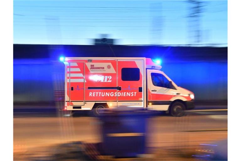 Ein Rettungswagen mit eingeschaltetem Blaulicht fährt auf einer Straße. Foto: Boris Roessler/dpa/Symbolbild