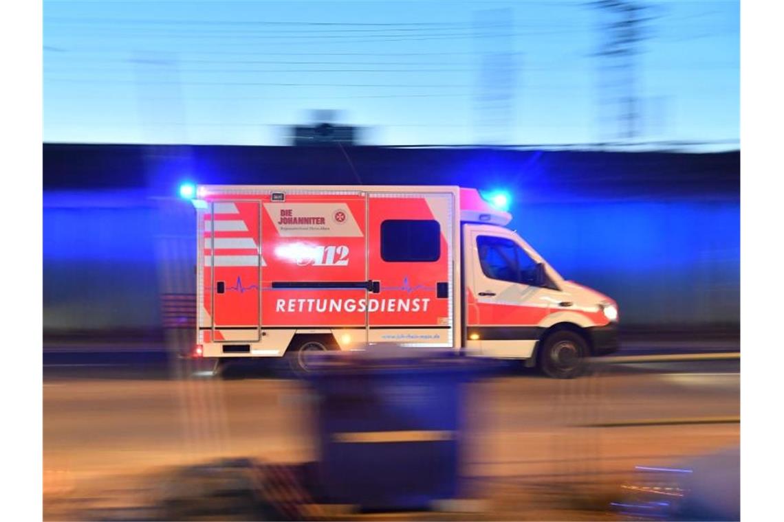19-Jähriger attackiert Vater mit Messer Ein Rettungswagen mit eingeschaltetem Blaulicht fährt auf einer Straße. Foto: Boris Roessler/dpa/Symbolbild