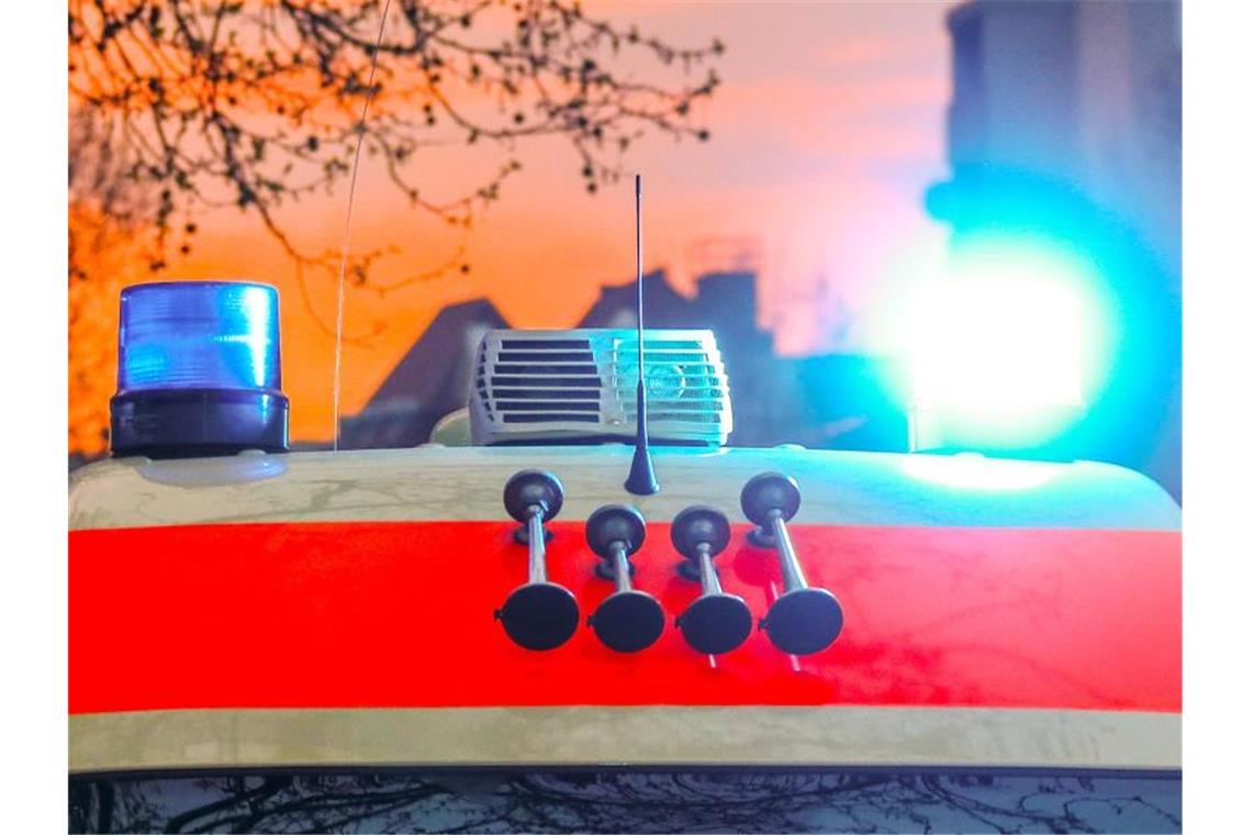 Mit Quad gegen Baum geprallt: Fahrer stirbt Ein Rettungswagen mit eingeschaltetem Blaulicht im Einsatz. Foto: picture alliance/dpa/Archivbild