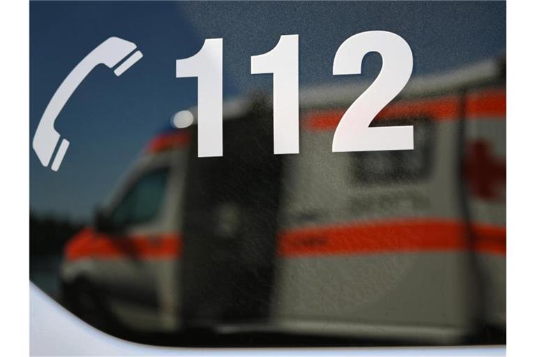 Ein Rettungswagen spiegelt die Aufschrift "112". Foto: Patrick Seeger/dpa/Symbolbild