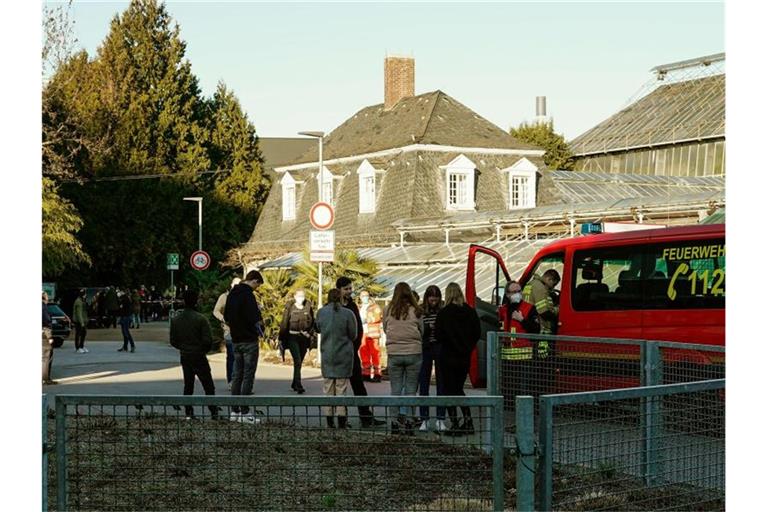 Ein Rettungswagen steht am Gelände des Botanischen Gartens der Universität. Foto: Uwe Anspach/dpa