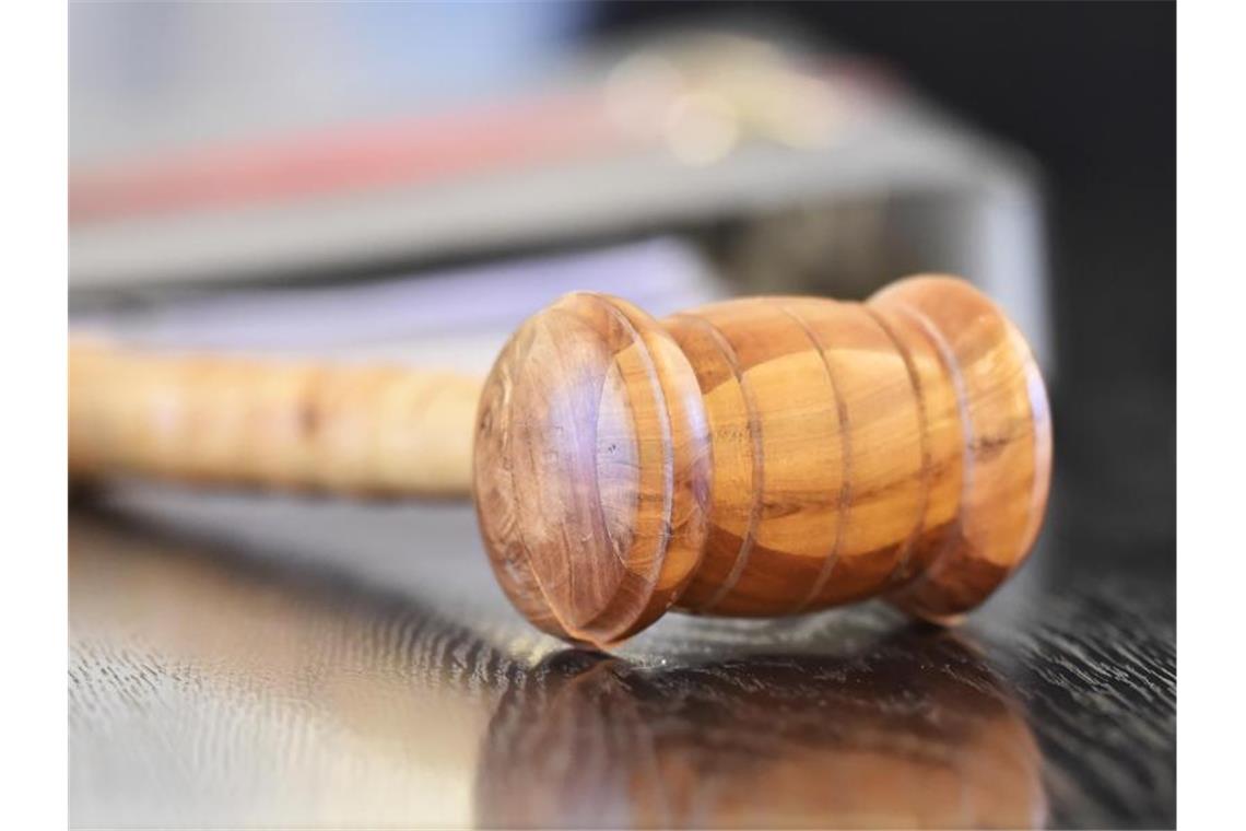 Beschwerde gegen Landesgrundsteuer zurückgewiesen Ein Richterhammer aus Holz auf einer Richterbank. Foto: Uli Deck/dpa/Symbolbild