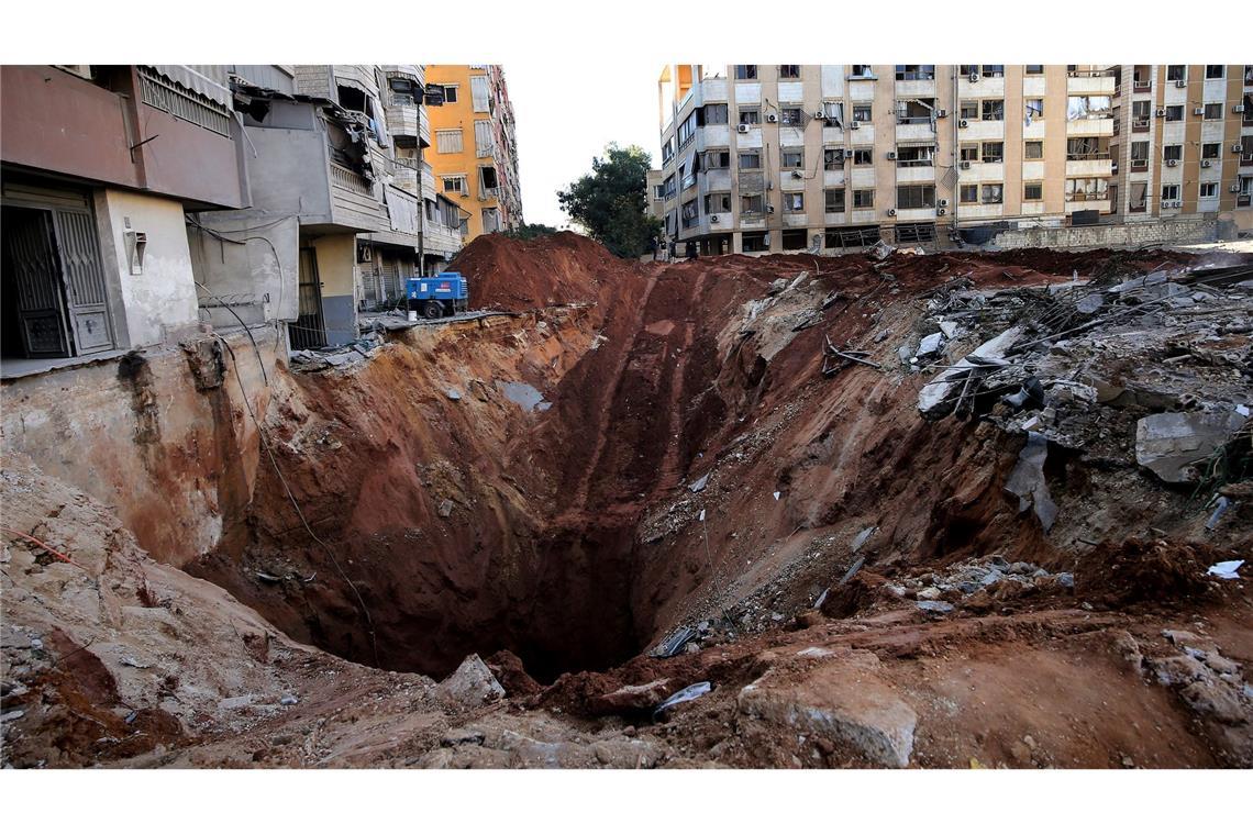 Ein riesiger Krater ist am Ort des massiven israelischen Luftangriffs zu sehen, bei dem Hisbollah-Chef Nasrallah in einem südlichen Vorort von Beirut getötet wurde.