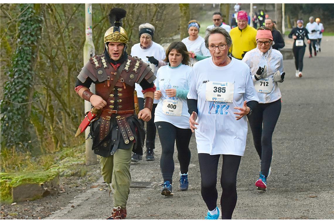 Ein Römer und Laufend BKZ Teilnehmende. Silvesterlauf 2024 in Backnang. SP