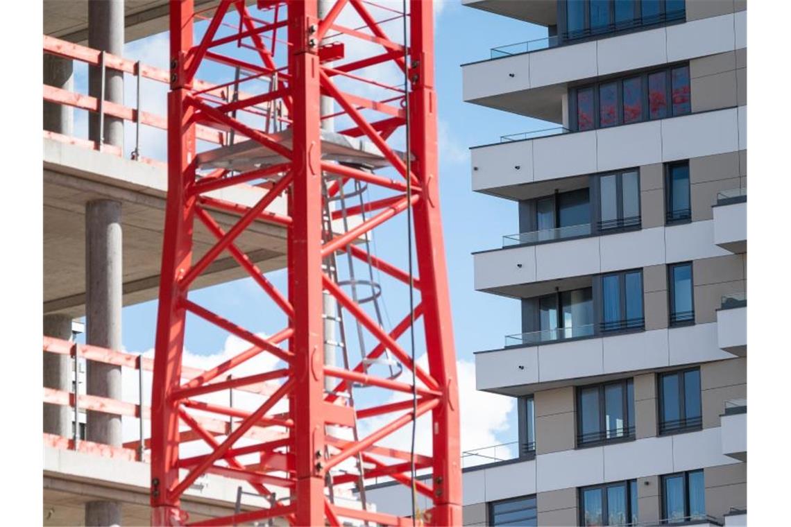 Mehr Baugenehmigungen für Wohnungen in Baden-Württemberg Ein Rohbau steht vor einem bereits fertiggestellten Neubau. Foto: Sebastian Gollnow/dpa/Archivbild