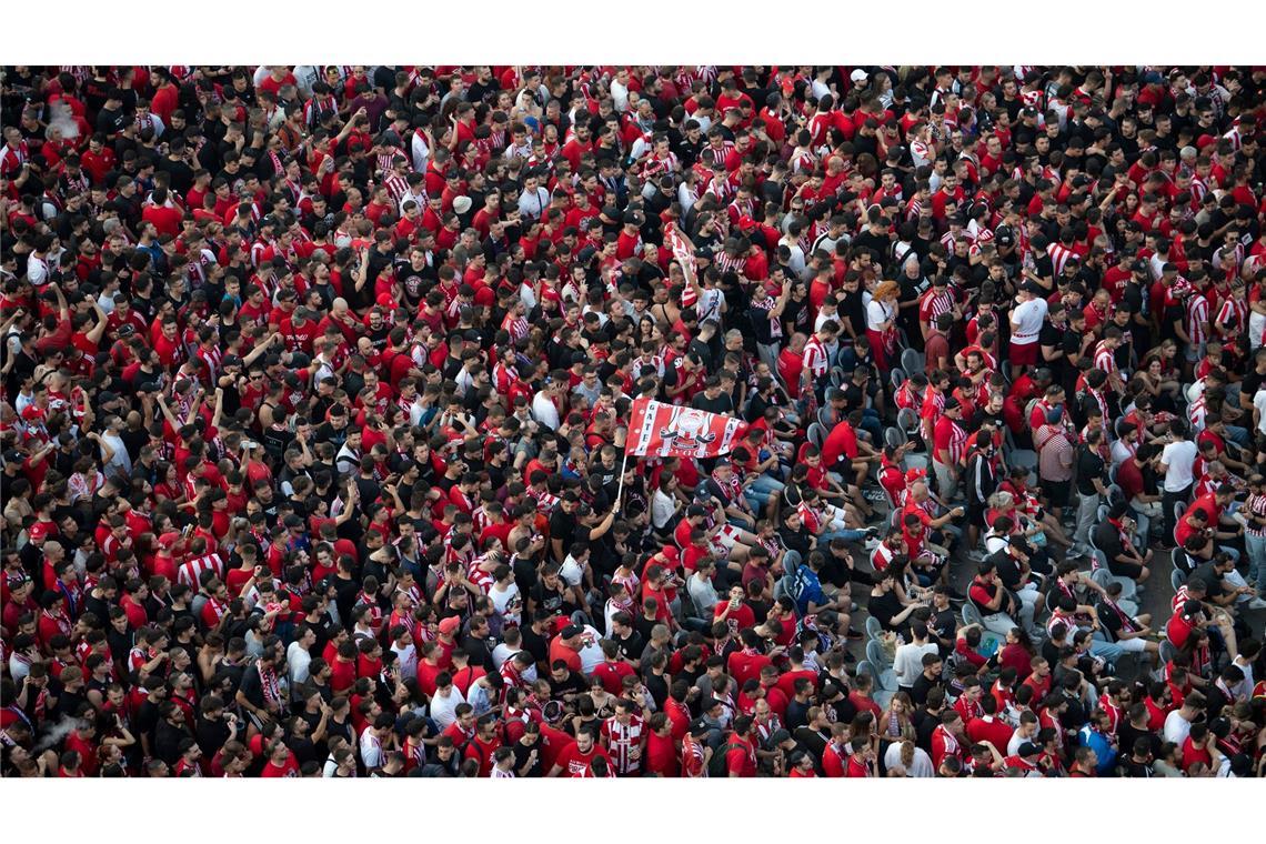 Ein rot-weißes Meer: Tausende Fans machten Party in Piräus.