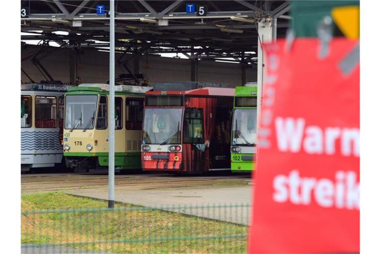 Ein rotes Plakat mit der Aufschrift „Warnstreik“ klebt an der Einfahrt zu den Verkehrsbetrieben Brandenburg an der Havel GmbH. Foto: Soeren Stache/dpa-Zentralbild/ZB