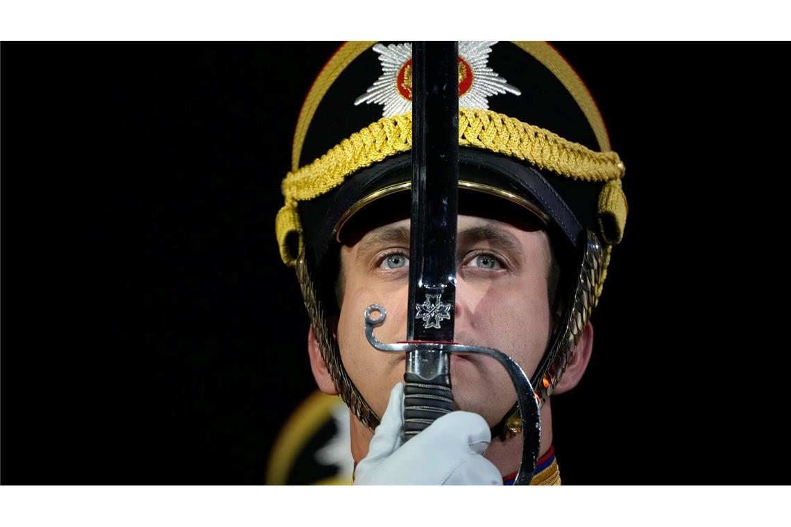 Ein russischer Soldat des Präsidentenregiments steht bei einem Militärmusikfestival auf dem Roten Platz in Moskau.