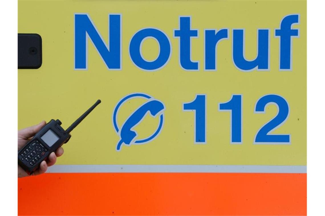 Radfahrerin kollidiert mit Straßenbahn und stirbt Ein Sanitäter vor einem Rettungswagen mit der Nummer des Notrufes. Foto: Jens Kalaene/dpa-Zentralbild/dpa/Symbolbild