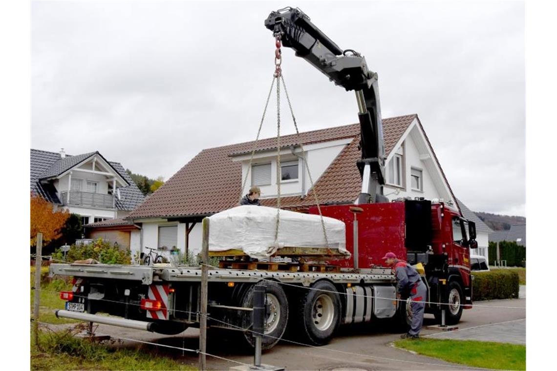 Sarg aus der Merowingerzeit geborgen Ein Sarg der Merowingerzeit aus dem sechsten Jahrhundert nach Christus wird im Neubaugebiet Dollenäcker auf einen Transporter geladen. Foto: Landesamt für Denkmalpflege/dpa
