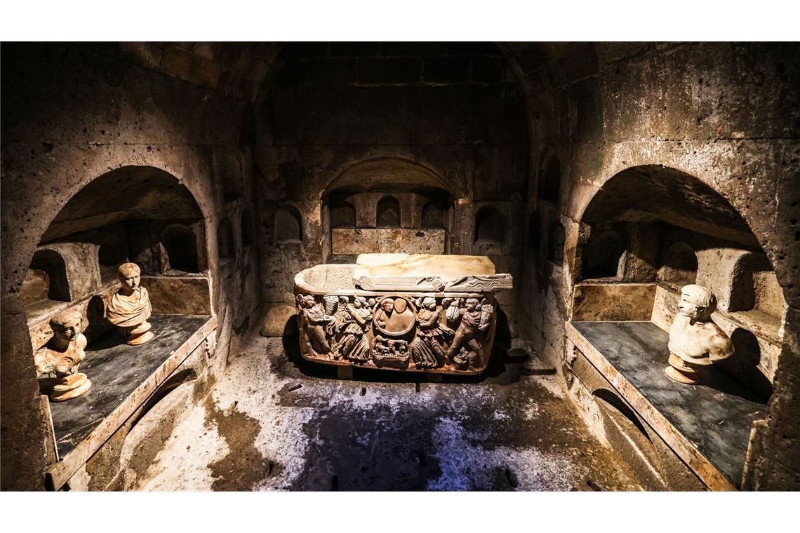 Ein Sarkophag und Büsten in der Grabkammer.