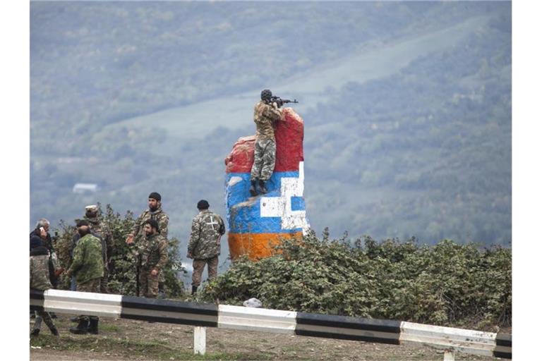 Ein Scharfschütze der Miliz Berg-Karabachs beobachtet das vor ihm liegende Land während eines militärischen Konflikts in der Region Berg-Karabach. Foto: Uncredited/AP/dpa