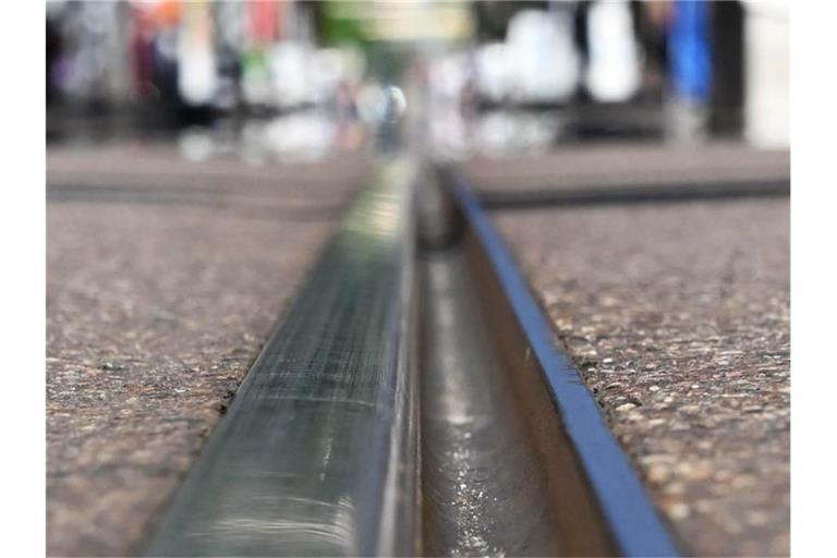 Ein Schienenstrang der Straßenbahn, aufgenommen in der Karlsruher Innenstadt. Foto: Uli Deck/dpa/Archivbild