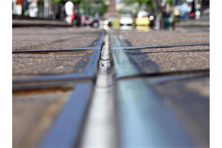 Ein Schienenstrang der Straßenbahn in der Karlsruher Innenstadt. Foto: Uli Deck/dpa/archivbild