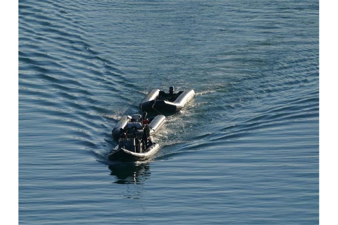 Polizei gegen Schleuserbanden: Boote in Deutschland besorgt Ein Schiff der Border Force schleppt nach Zwischenfällen mit kleinen Booten im Ärmelkanal Boote, die vermutlich von Migranten benutzt werden. Foto: Gareth Fuller/PA Wire/dpa
