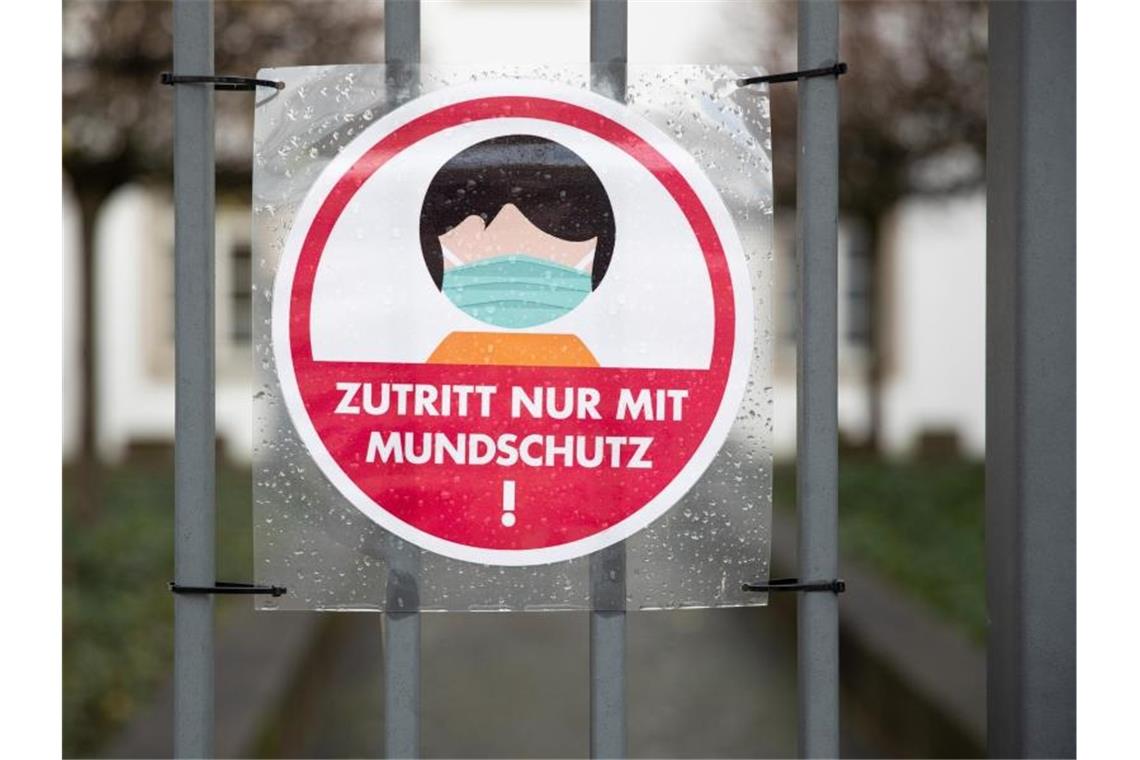 Ein Schild an einem Eingang weist auf das Tragen einer Maske hin. Foto: Friso Gentsch/dpa/Symbolbild