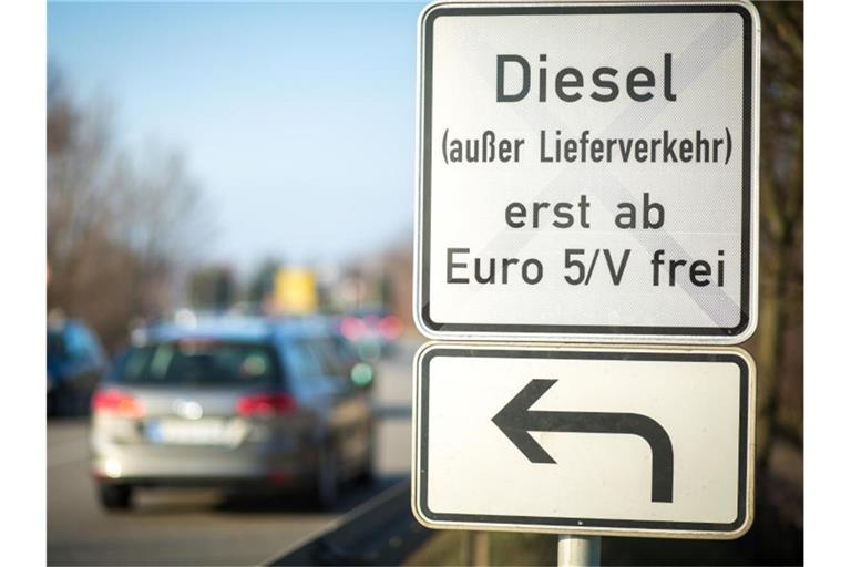 Ein Schild an einer Straße weist auf Fahrverbote für ältere Dieselfahrzeuge hin. Foto: Christoph Schmidt/dpa/Archivbild