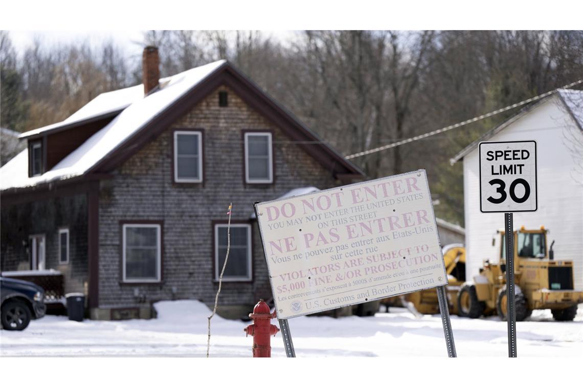 Ein Schild an einer unbewachten Grenzstraße, die von Stanstead, Quebec, nach Derby Line, Vermont, USA führt.