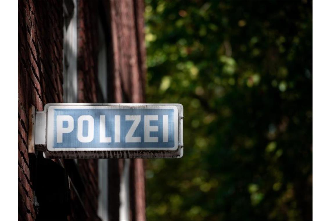 Überfall auf Postfiliale: Polizei sucht weiter nach Tätern Ein Schild, auf dem „Polizei“ steht, hängt an einer Wache. Foto: Fabian Strauch/dpa/Symbolbild