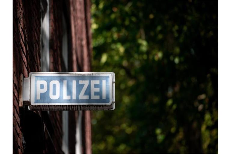 Ein Schild, auf dem „Polizei“ steht, hängt an einer Wache. Foto: Fabian Strauch/dpa/Symbolbild